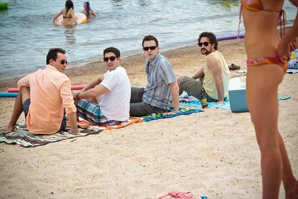 Chris Klein, Jason Biggs, Eddie Kaye Thomas i Thomas Ian Nicholas w scenie z filmu "American Pie: Zjazd absolwentów"