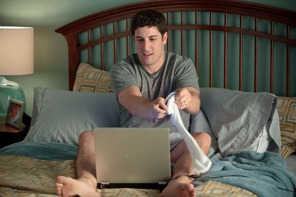 Jason Biggs w scenie z filmu "American Pie: Zjazd absolwentów"