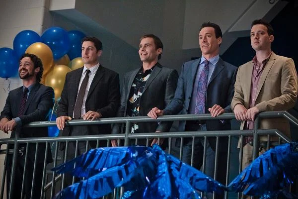 Thomas Ian Nicholas, Jason Biggs, Seann William Scott, Chris Klein i Eddie Kaye Thomas w scenie z filmu "American Pie: Zjazd absolwentów"