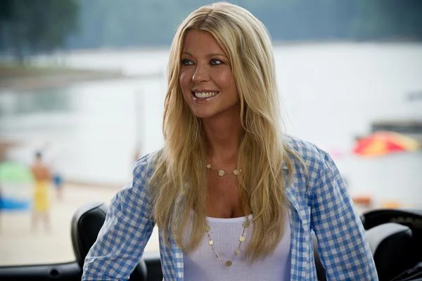 Tara Reid w scenie z filmu "American Pie: Zjazd absolwentów"