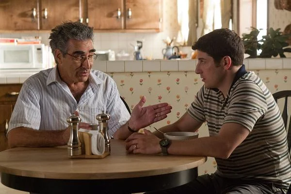 Eugene Levy i Jason Biggs w scenie z filmu "American Pie: Zjazd absolwentów"