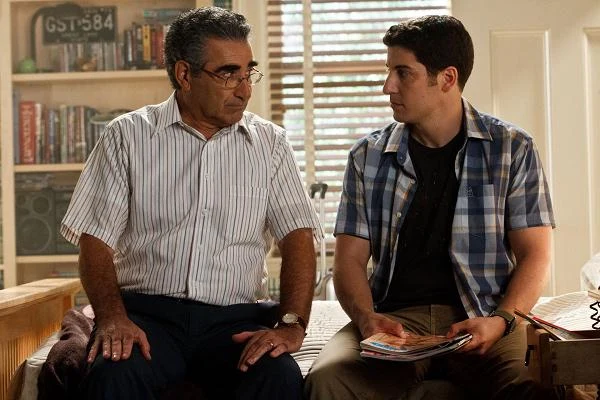 Eugene Levy i Jason Biggs w scenie z filmu "American Pie: Zjazd absolwentów"
