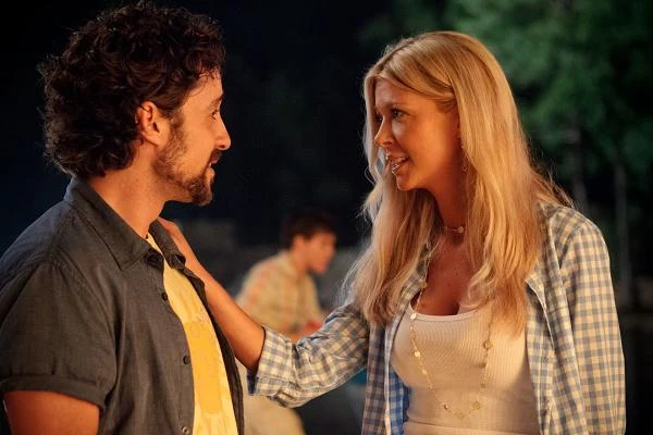 Thomas Ian Nicholas i Tara Reid w scenie z filmu "American Pie: Zjazd absolwentów"