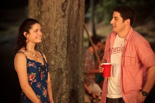 Ali Cobrin i Jason Biggs w scenie z filmu "American Pie: Zjazd absolwentów"