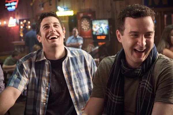 Jason Biggs i Eddie Kaye Thomas w scenie z filmu "American Pie: Zjazd absolwentów"