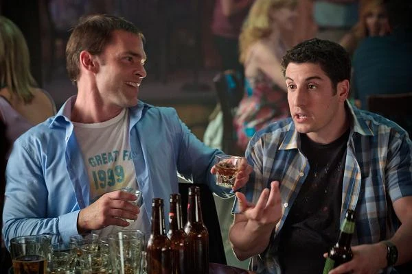Seann William Scott i Jason Biggs w scenie z filmu "American Pie: Zjazd absolwentów"