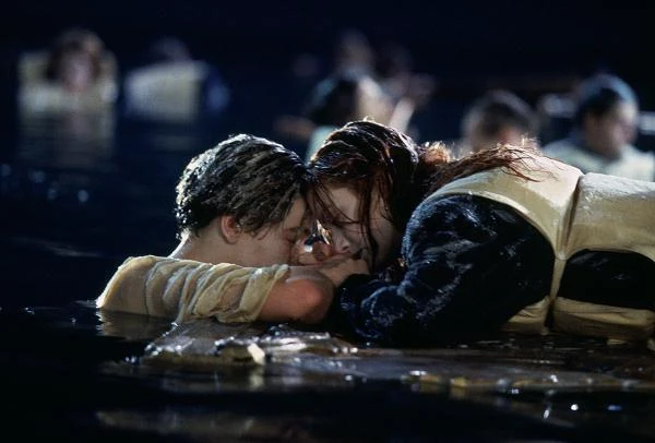 Leonardo DiCaprio i Kate Winslet w scenie z filmu "Titanic 3D"