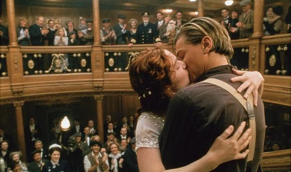 Kate Winslet i Leonardo DiCaprio w scenie z filmu "Titanic 3D"