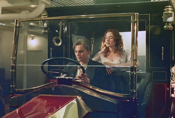 Leonardo DiCaprio i Kate Winslet w scenie z filmu "Titanic 3D"