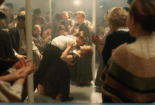 Leonardo DiCaprio i Kate Winslet w scenie z filmu "Titanic 3D"