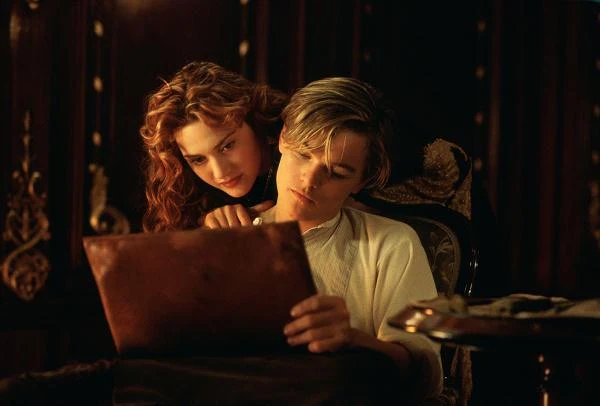 Kate Winslet i Leonardo DiCaprio w scenie z filmu "Titanic 3D"
