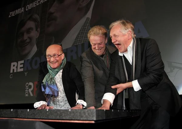 Aktorzy: Andrzej Seweryn (P), Daniel Olbrychski (C) i Wojciech Pszoniak (L) składają pamiątkowe odciski dłoni podczas pokazu cyfrowej rekonstrukcji filmu "Ziemia obiecana", na Festiwalu Kina Niezależnego Off Plus Camera w Krakowie.