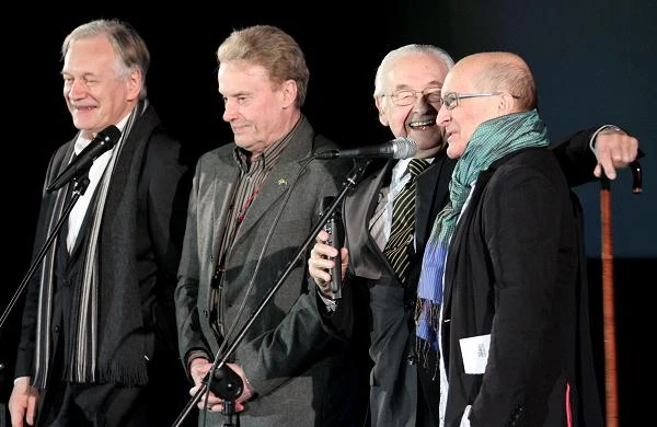 Reżyser Andrzej Wajda (2P) oraz aktorzy od lewej: Andrzej Seweryn, Daniel Olbrychski i Wojciech Pszoniak podczas pokazu cyfrowej rekonstrukcji filmu "Ziemia obiecana", na Festiwalu Kina Niezależnego Off Plus Camera w Krakowie.