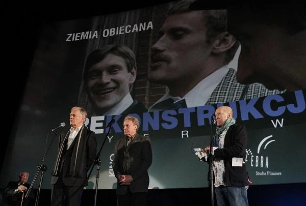 Reżyser Andrzej Wajda (L) oraz aktorzy od lewej: Andrzej Seweryn, Daniel Olbrychski i Wojciech Pszoniak podczas pokazu cyfrowej rekonstrukcji filmu "Ziemia obiecana", na Festiwalu Kina Niezależnego Off Plus Camera w Krakowie.