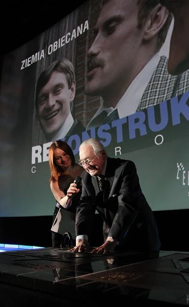 Reżyser Andrzej Wajda składa pamiątkowy odcisk dłoni, podczas pokazu cyfrowej rekonstrukcji filmu "Ziemia obiecana" na Festiwalu Kina Niezależnego Off Plus Camera w Krakowie.
