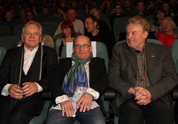 Aktorzy: Andrzej Seweryn (L), Daniel Olbrychski (P) i Wojciech Pszoniak (C) podczas pokazu cyfrowej rekonstrukcji filmu "Ziemia obiecana", na Festiwalu Kina Niezależnego Off Plus Camera w Krakowie.