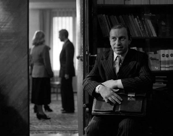 W "Matce krółow" (1982) Janusza Zaorskiego zagrał antypatyczną postać ubeka.