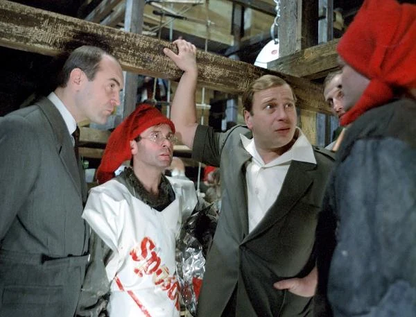 Talent komediowy Stuhra podziwiać można było m.in. w filmach Juliusza Machulskiego. W "Kingsajzie" z 1987 roku  Stuhr wcieliłsię w postać nadszyszkownika Kilkujadka.