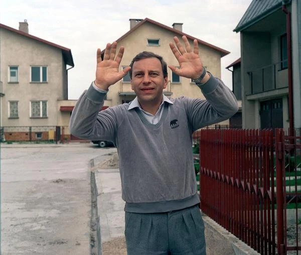 Jedną z najważniejszych postaci w zawodowym życiu Stuhra byłKrzysztof Kieślowski. Aktor wystąpił w kilku jego filmach, m.in. w "Spokoju" (1976), "Amatorze" (1979), "Dekalogu: Dziesięć" (1988) - na zdjęciu - i "Białym" (1993).