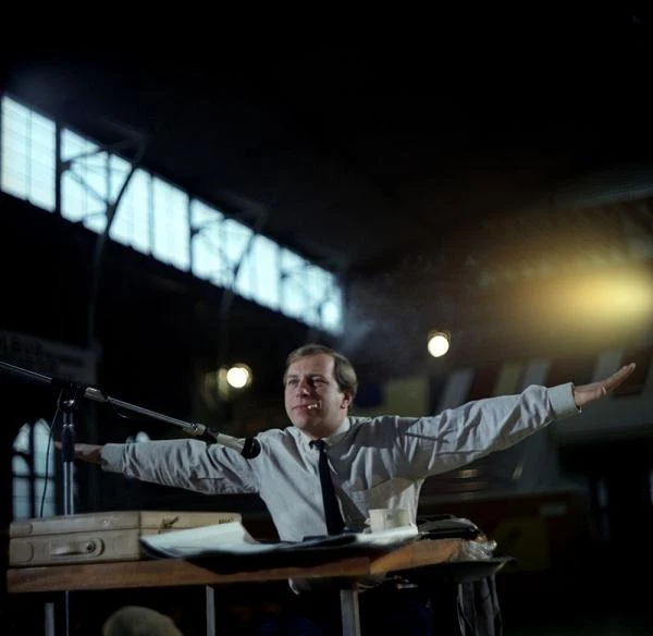 "Bohater roku" (1986) Feliksa Falka to powrót do bohatera "Wodzireja". Na początku lat 80. Lutek Danielak znalazł się "za burtą" branży rozrywkowej.