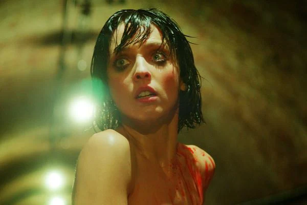 Leticia Dolera w scenie z filmu "[REC] 3: Geneza"