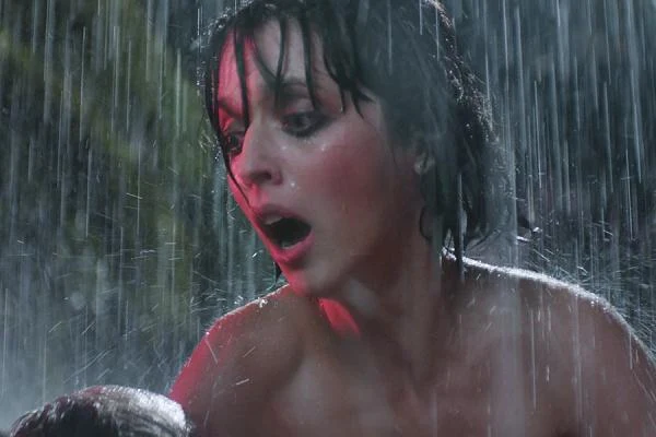 Leticia Dolera w scenie z filmu "[REC] 3: Geneza"