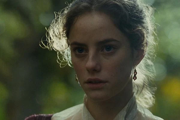 Kaya Scodelario w scenie z filmu "Wichrowe wzgórza"