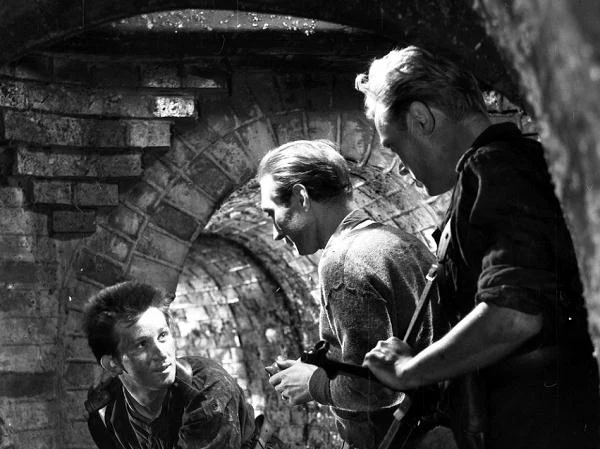 Kazimierz Kutz pomagał już Andrzejowi Wajdzie przy debiutanckim "Pokoleniu". Przy realizacji "Kanału" zaangażowany został jako drugi reżyser.