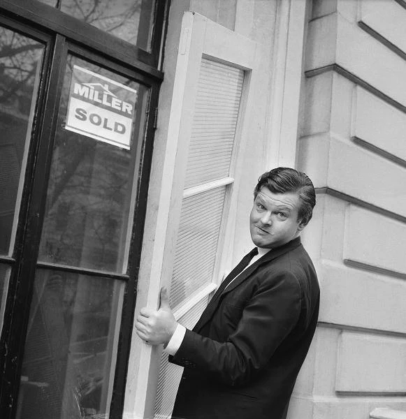 Po skończeniu szkoły Benny Hill pracował w różnych zawodach, był m.in. mleczarzem, operatorem mostów czy doboszem, zanim został asystentem inspicjenta Po skończeniu szkoły Benny Hill pracował w różnych zawodach, był m.in. mleczarzem, operatorem mostów czy doboszem, zanim został asystentem inspicjenta
