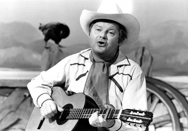 Po raz pierwszy w telewizji pojawił się w 1949 roku w programie "Hi there" ("Cześć!"). Przełomem w jego karierze był autorski projekt "The Benny Hill Faking Show" w telewizji BBC w 1955 roku Po raz pierwszy w telewizji pojawił się w 1949 roku w programie "Hi there" ("Cześć!"). Przełomem w jego karierze był autorski projekt "The Benny Hill Faking Show" w telewizji BBC w 1955 roku