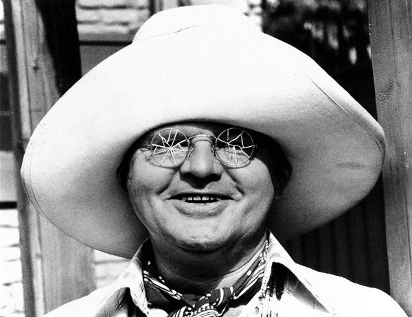 Był wszechstronny i ukazywał się w wielu przebraniach. Slapstickowy humor i dwuznaczności były jego znakiem rozpoznawczym Był wszechstronny i ukazywał się w wielu przebraniach. Slapstickowy humor i dwuznaczności były jego znakiem rozpoznawczym