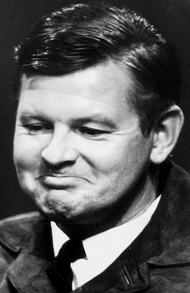 Zmarł w wieku 68 lat, będąc sam w swoim mieszkaniu. 22 kwietnia, po licznych nieodebranych telefonach, producent programu Dennis Kirkland wszedł po drabinie na balkon Hilla na 3 piętrze, gdzie przez okno zauważył ciało Zmarł w wieku 68 lat, będąc sam w swoim mieszkaniu. 22 kwietnia, po licznych nieodebranych telefonach, producent programu Dennis Kirkland wszedł po drabinie na balkon Hilla na 3 piętrze, gdzie przez okno zauważył ciało