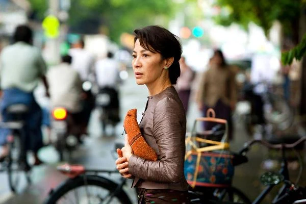 Michelle Yeoh w scenie z filmu "Lady"