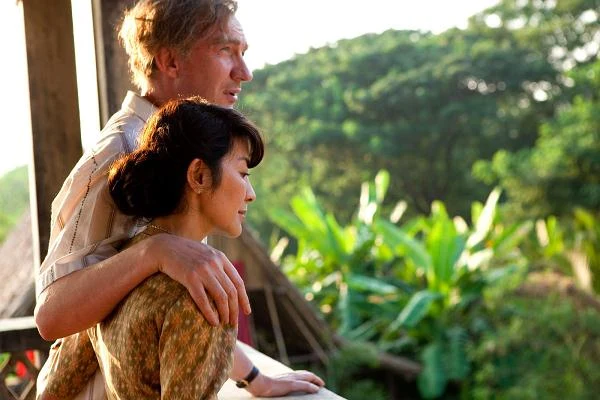 David Thewlis i Michelle Yeoh w scenie z filmu "Lady"