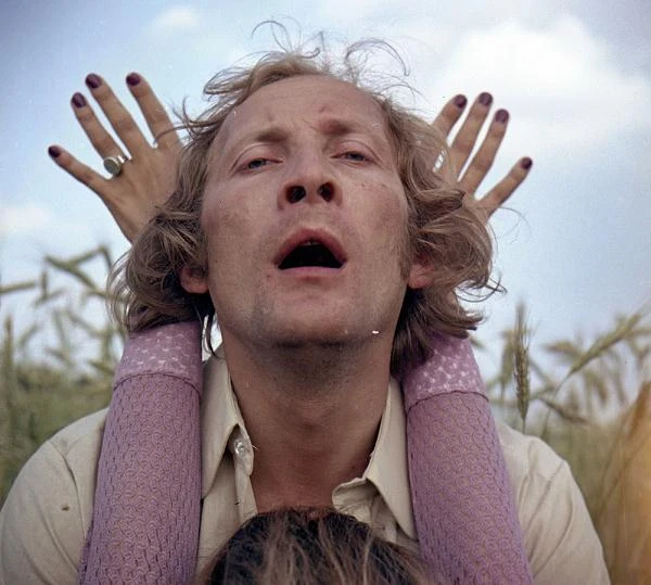 Inżynier Andrzej Nowicki odaje się przyjemnościom na łonie natury. Jedna z pierwszych ról - w "Przeprowadzkach" Jerzego Gruzy.