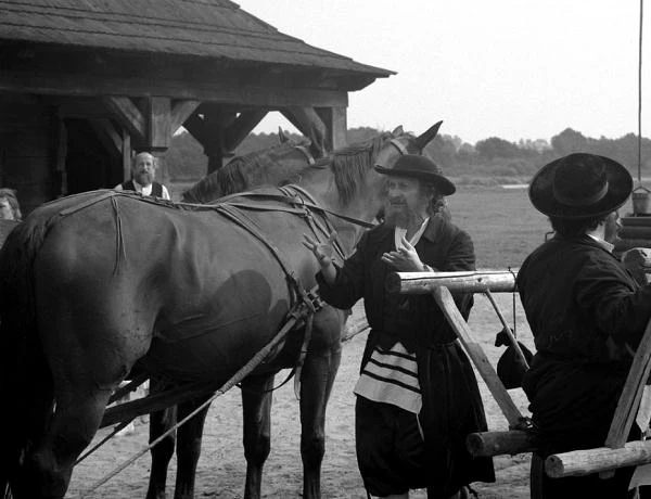Spośród innych pamiętnych ekranowych wcieleń aktora warto wspomnieć Rudego Josełe w "Austerii" Jerzego Kawalerowicza (na zdjęciu), Bogdańskiego w "Limuzynie Daimler-Benz" i Obcego w "Bracie naszego Boga" Krzysztofa Zanussiego.