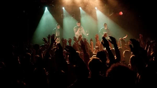 Tomasz Schuchardt, Marcin Kowalczyk i Dawid Ogrodnik w scenie z filmu "Jesteś Bogiem"