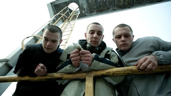 Dawid Ogrodnik, Marcin Kowalczyk i Tomasz Schuchardt w scenie z filmu "Jesteś Bogiem"