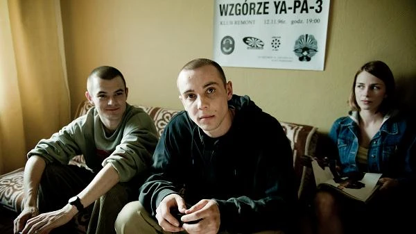 Dawid Ogrodnik, Marcin Kowalczyk i Katarzyna Wajda w scenie z filmu "Jesteś Bogiem"