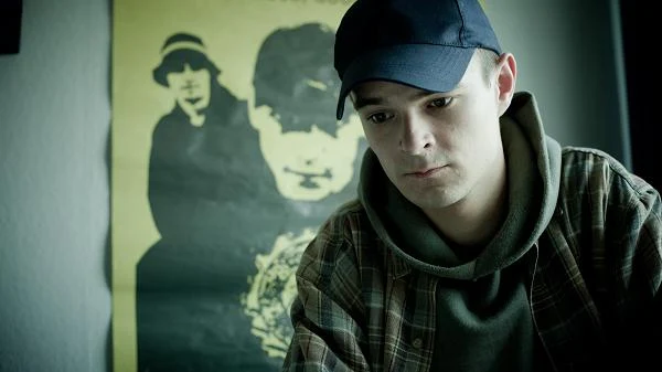 Dawid Ogrodnik w scenie z filmu "Jesteś Bogiem"