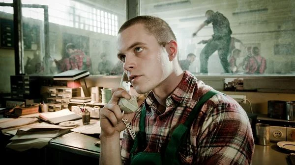 Tomasz Schuchardt w scenie z filmu "Jesteś Bogiem"