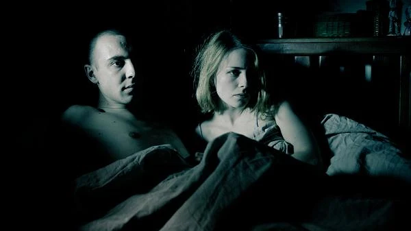 Marcin Kowalczyk i Katarzyna Wajda w scenie z filmu "Jesteś Bogiem"