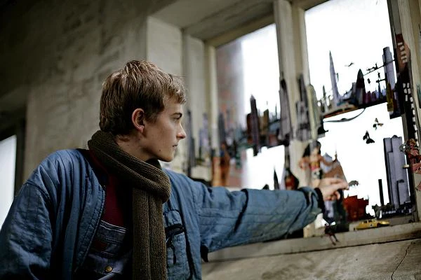 Lukas Schwarz Thorsteinsson w scenie z filmu "Drapacz chmur"