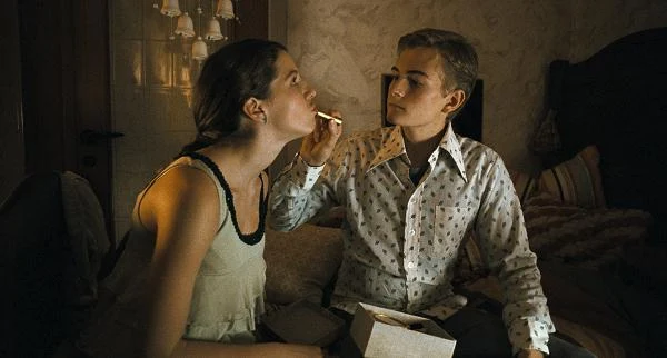 Marta Holm i Lukas Schwarz Thorsteinsson w scenie z filmu "Drapacz chmur"