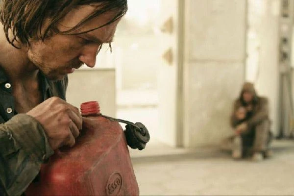 Lars Eidinger i Stipe Erceg w scenie z filmu "Hell"