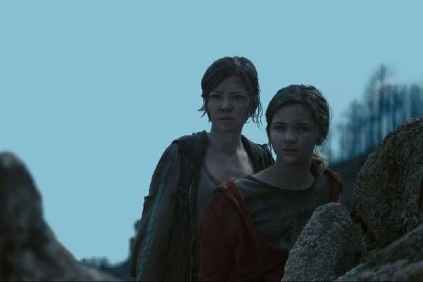 Hannah Herzsprung i Lisa Vicari w scenie z filmu "Hell"