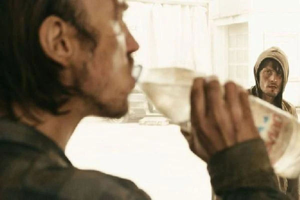 Lars Eidinger i Stipe Erceg w scenie z filmu "Hell"