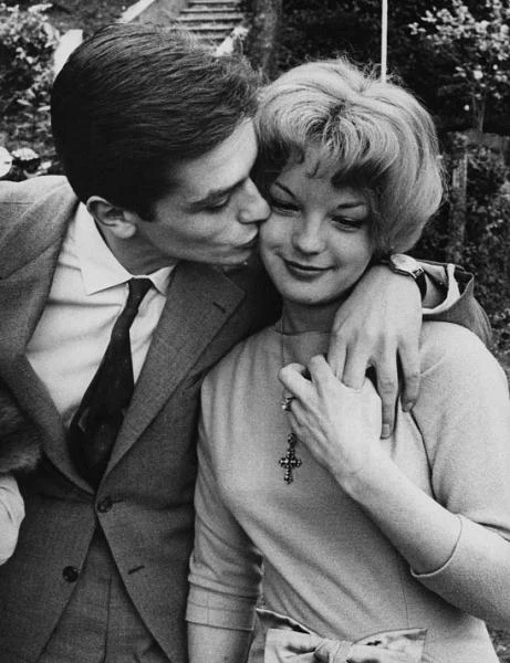 Przełomy w karierze aktorskiej Schneider zawsze były pochodnymi jej prywatnego życia miłosnego. Kiedy na planie filmu "Christine" poznaje uroczego rozrabiakę - Alaina Delona, ona - popularna już aktorka zakochuje się do szaleństwa w aktorzynie na dorobku.