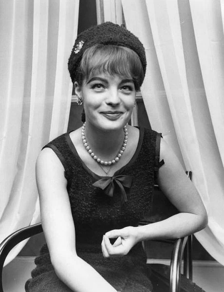 Aktorce nie układa się w życiu prywatnym. Ma masę przelotnych romansów (najsłynniejszy z niemieckim aktorem Bruno Ganzem), rozwodzi się z poślubionym w 1965 roku Harrym Meyenem. Zaczyna nadużywać alkoholu, którym notorycznie przepija środki uspokajające.