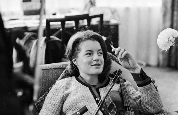 Na planie jednego z kolejnych filmów Schnedier poznaje Daniela Biasiniego. Rodzi im się córeczka, szybko okazuje się jednak, że Biasini to bezczelny karierowicz, któremu chodzi jedynie o pławienie się w luksusach swej słynnej małżonki.